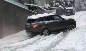 Range Rover Sport on winter tires fails to climb the snow-covered street