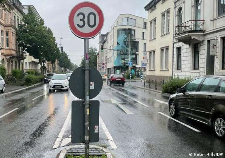 Germany: General speed limit and ban on Sunday driving?