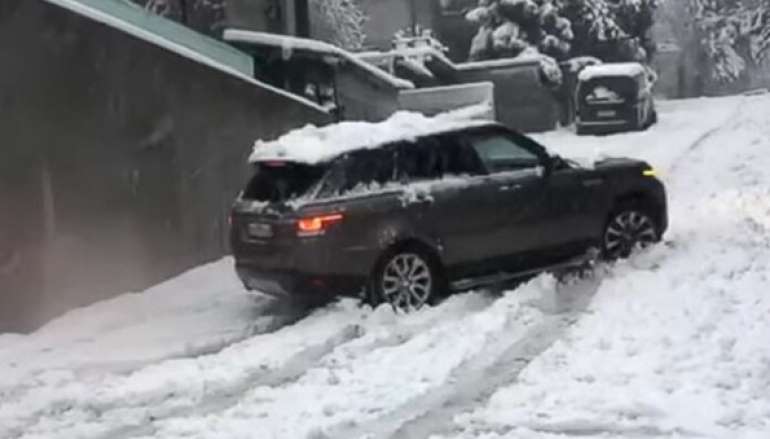 Range Rover Sport on winter tires fails to climb the snow-covered street
